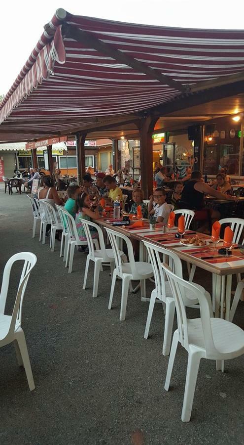 La Roulotte Du Pylone Hotel Antibes Kültér fotó